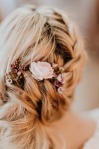 acconciatura sposa con fiori 