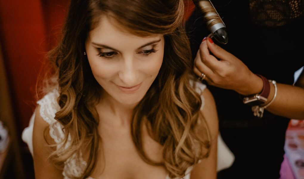 Sposa mentre viene truccata