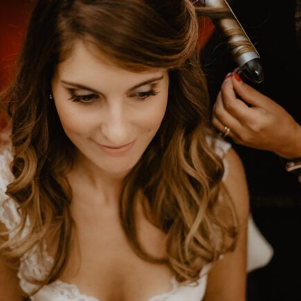Sposa mentre viene truccata